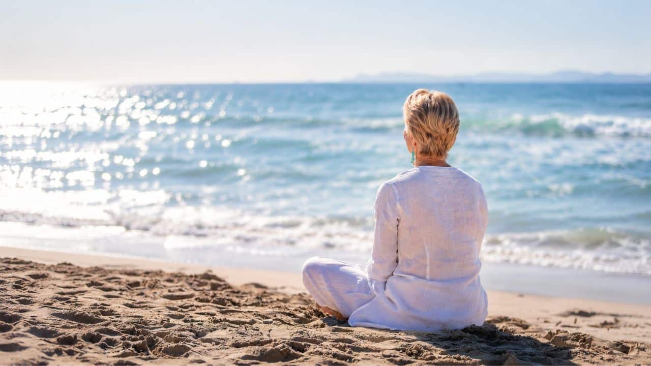 Silvia Belmonte blickt auf das Meer – Symbol für Verkörperung, Bewusstsein und den Weg, eine Vision zu verwirklichen.
