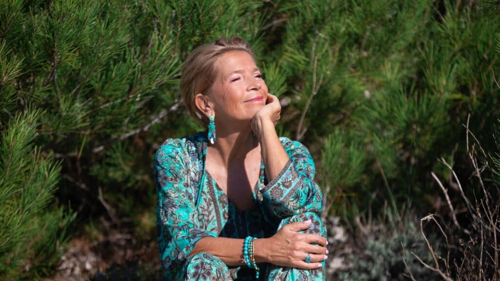 Silvia Belmonte träumt mit halb geschlossenen Augen in der Natur - wenn alles möglich wäre