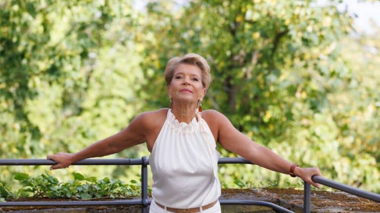 Silvia Belmonte mit ausgebreiteten Armen in der Natur – innere Führung, Lebensenergie und erfüllender Erfolg