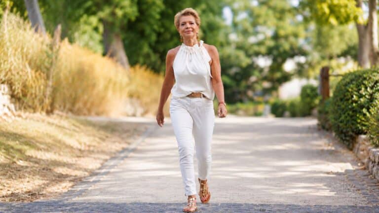 Silvia Belmonte geht selbstbewusst einen Weg entlang – Symbol für einen neuen Lebensabschnitt und den Mut, den eigenen Weg zu gehen.