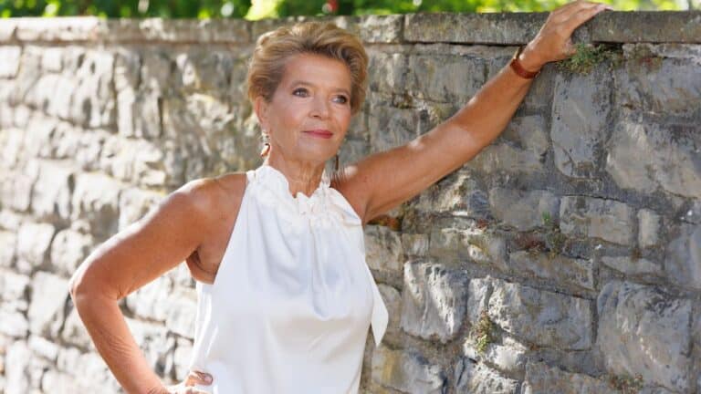 Silvia Belmonte beim persönlichen Lebens-TÜV – selbstbewusst an einer Natursteinmauer und nachdenklich in die Ferne blickend.